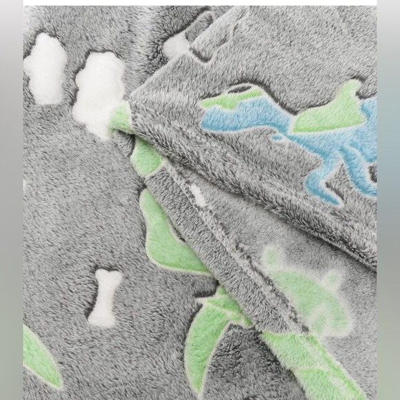 Soft & plush glow in the dark dinosaur blanket..50x60inches..(NWT) - Picture 5 of 10